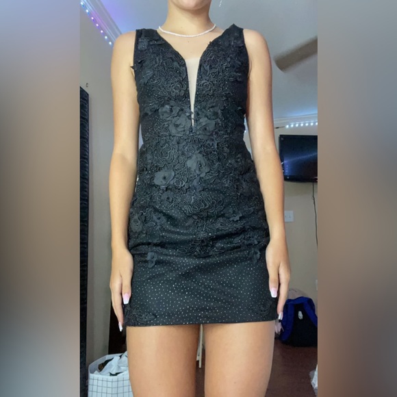 Black hoco dress! Absolutely stunning. - Picture 3 of 4